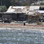 かねよ食堂・カフェ・アートスタジオ - 桟橋から臨む　屋根がつぎはぎ　　