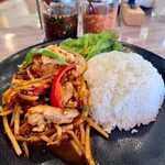 タイ料理ジャンピー - ガイパップリックゲーン