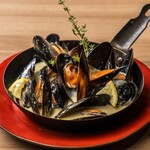 Mussels steamed in white wine and lemon cream