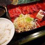 Yakiniku En - ハラミ定食の肉大盛り。ご飯スープおかわり自由です。