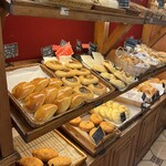ラ ブリオッシュ - こぢんまりした店内にぎっしりと並ぶマルシェみたいなパン屋さん。パンはみんなピカピカ元気が良い！