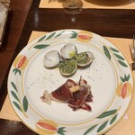 カサ・デ・フジモリ - スペイン産ドングリ育ち黒豚の生ハム と ハマグリの香草バター焼