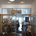 AKARI - 建屋内の店舗入口