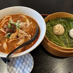 祥龍刀削麺荘 - サンラー刀削麺と小籠包セット