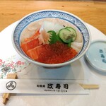 政寿司 - 海鮮丼丼(税込2310円、イクラとサーモンは変えてもらったネタ)