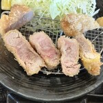 Shiroi Tonkatsu Zenkou - 真ん中2つがバラなんだけど、最初見た時ハズレロットやんけぇってなったwどう見ても脂と筋の塊だったんだけど、食べたら不思議！柔らかく優しく溶ける美味しい脂でした♪