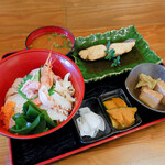 Uogashi Nobu - 海鮮丼、煮魚