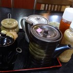 とんかつ合掌 - ソース、ドレッシング、からしなど。