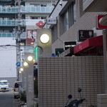 キャトルラパン　神戸三宮 - 路地の反対側に着く直前に