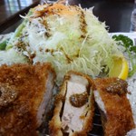 とんかつ合掌 - 肉厚も結構あります。