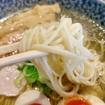 麺や 笑華 - パッツンストレート細麺はちょい硬めです。
