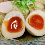 麺や 笑華 - 煮卵！黄身の色がキレイ！濃厚な味わいでした。