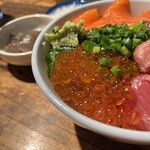 Hajime Sengyoten - ♦️海鮮丼
                      　　(天然生まぐろ、サーモン、いくら)¥1.000
                      　※ご飯大盛りは¥100
                      　※お吸い物、漬物、小鉢付