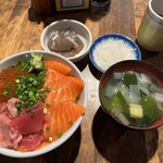 Hajime Sengyoten - ♦️海鮮丼
                      　　(天然生まぐろ、サーモン、いくら)¥1.000
                      　※ご飯大盛りは¥100
                      　※お吸い物、漬物、小鉢付