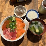 Hajime Sengyoten - ♦️海鮮丼
                      　　(天然生まぐろ、サーモン、いくら)¥1.000
                      　※ご飯大盛りは¥100
                      　※お吸い物、漬物、小鉢付