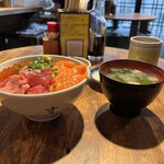 Hajime Sengyoten - ♦️海鮮丼
                      　　(天然生まぐろ、サーモン、いくら)¥1.000
                      　※ご飯大盛りは¥100
                      　※お吸い物、漬物、小鉢付