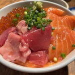 Hajime Sengyoten - ♦️海鮮丼
                　　(天然生まぐろ、サーモン、いくら)¥1.000
                　※ご飯大盛りは¥100
                　※お吸い物、漬物、小鉢付