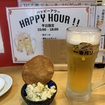 大衆酒場 タイヨウギョーザ - ポテサラ餃子せんべい添え　と　生ビール