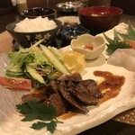 薄裙牛排佐馬沙拉醬+三道烤鮮魚佐日式鯷魚醬