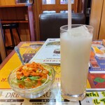 インド&タイ料理 ルチ - 料理写真:サラダ (フォークが小さい)とサービスのラッシー