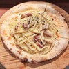 CASATIELLO - こんなん見たことない！パスタのお皿がピッツァに？窯焼きナポリピッツァの上に乗せた濃厚カルボナーラパスタ