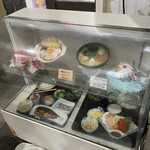 お食事処おさない - 店外のディスプレイです。