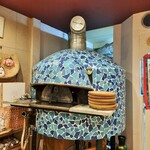 CASATIELLO - お店の奥には大きなピザ窯が鎮座、映えだけではなくピッツァ生地も本格的