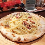 CASATIELLO - 窯焼きのピッツァは、表面はパリッと香ばしく中はもっちもち！粉の風味や塩気がまさにナポリ風で、パスタと共にボリューム満点～