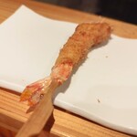 みんなの串揚げBO - 有頭海老。軽く塩を振ってレモン。美味しいなぁ