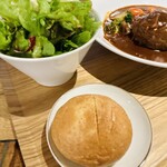 スタンドシャン食 Champagne & GYOZA BAR tokyo awa gyoza OSAKA梅田エスト - パン＆サラダ付き。