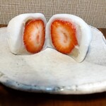 中尾清月堂 - あまおう苺大福　410円税込