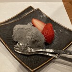 いおり - デザート…黒ゴマアイス、苺