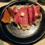 三田屋本店 中百舌鳥 - 令和6年2月
            黒毛和牛サーロインステーキダブル190g料理一式 税込8140円
            ハムのオードブル、サラダ、スープ、梅干、サーロインステーキ190g、ご飯、アイスクリーム、コーヒーor紅茶