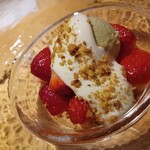 アドゥエパッシ - イチゴのサラダとピスタチオのアイスクリーム