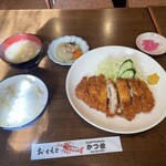 Katsu e i - ロースとんかつと女将さんが作ったサービス煮物(^^)