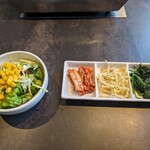 焼肉 炎座 - サラダ、漬物