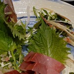海幸楽膳 釜つる - 刺し身のつまが　水菜　茗荷　若芽　もやし　大葉〜サラダのようです