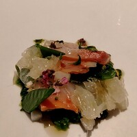 ラ・ボンヌターブル - 繊細な春待ちの前菜♡平目、赤貝、味噌、茗荷、独活、絹鞘、グレープフルーツ、花穂紫蘇