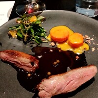 ラ・ボンヌターブル - 稲藁焼きの香ばしさ⭐️七谷鴨ロースト❤️赤ワインソース&人参とオレンジのソース♫