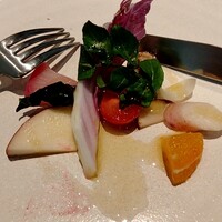 ラ・ボンヌターブル - アミューズのお野菜♪スミマセン。。前列のビーツとカリフラワーを頂いてしまいました。。m(._.)m