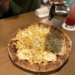 CIRCUS CAFE&DINING - 四种奶酪披萨