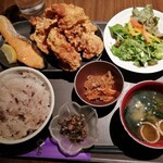 鈴の音 - 鶏の唐揚げ＋紅鮭塩焼き定食…ボリューム満点♪