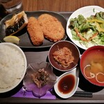 Suzunone Mitaka - 蟹クリームコロッケ､日替わりコロッケ＋とろ鯖岩塩焼き定食♪