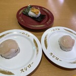 Sushiro - 丸ごとホタテ貝柱２貫と濃厚ウニ包み