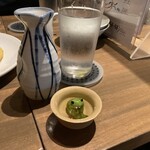 地下だけど入ったら雰囲気が良くて料理人がしっかり食事を作ってお酒もたくさんあって楽しいお店。ごんべえ - 