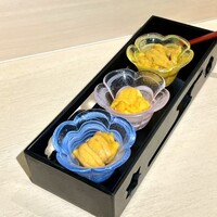 寿司 銀座 - ⑥ウニの食べ比べ（小丼）
                    ・馬糞雲丹
                    ・塩水の馬糞雲丹
                    ・紫雲丹