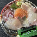 ふる川 - テイクアウトの海鮮丼(酢飯)＝1080円
            