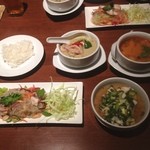 プラウチャイ - トムヤムクン、グリーンカレー、サラダ、スープ、コーヒー、デザート付で1250円。
            どれも美味しかったです。