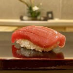 Sushiya Ookawa Kyuu - 鮪 中トロ（血合いぎし）塩釜より 約120kg お店で2日目
                        包丁を入れる事で身質がより柔らかに、脂のり良く筋も柔らかで、まさに冬の鮪の美味しさなのです♪