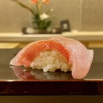 Sushiya Ookawa Kyuu - 金目鯛 勝浦より
                        しっとり柔らかで脂のりも適度にあり、これは美味♪
                        